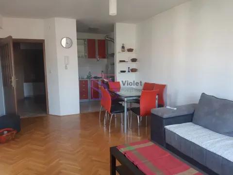 Dnevni boravak sa trpezarijom i otvorenom kuhinjom. - image 7
