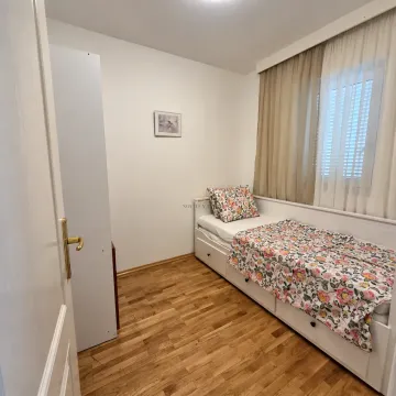 Manja spavaća soba sa krevetom i garderoberom. - image 8