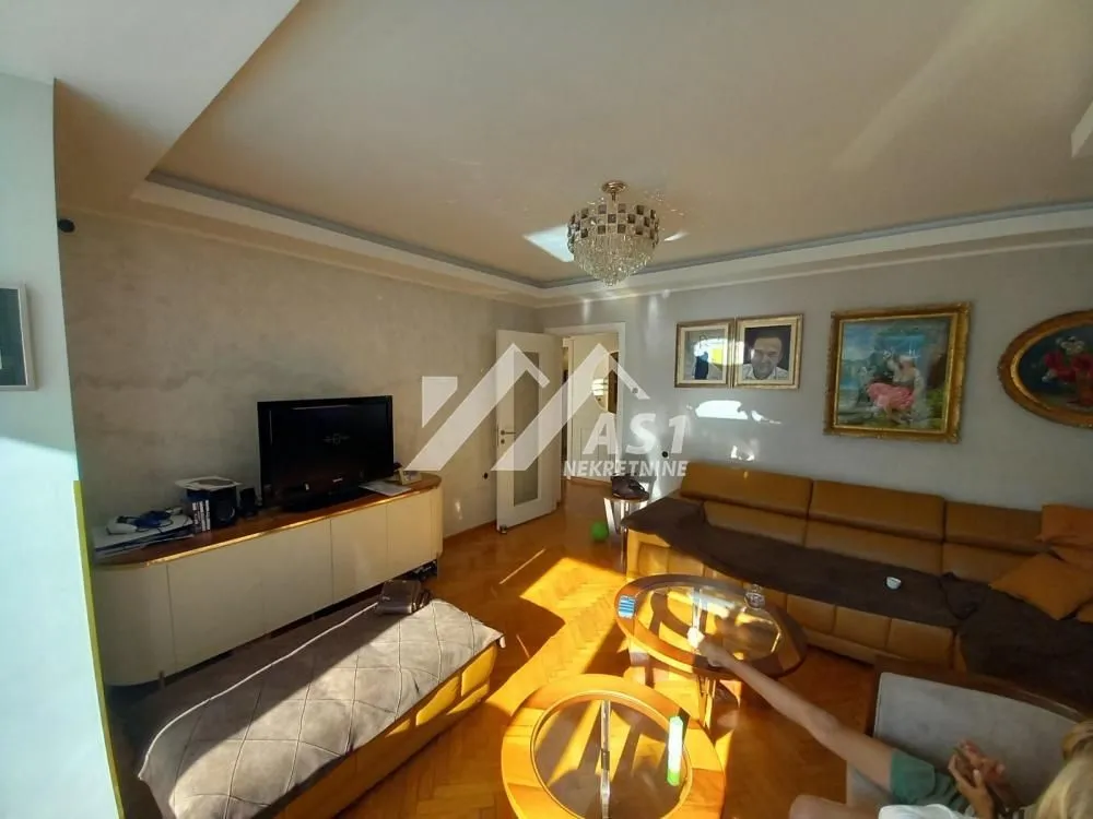 Izdavanje, trosoban stan, 85m², Centar, Novi Sad