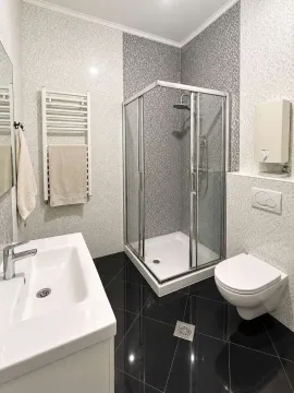Moderno opremljeno kupatilo sa tuš kabinom, umivaonikom i toaletom. - image 7