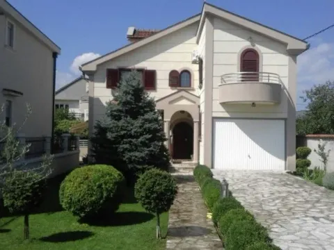 Rent, house, 200m², Donja Gorica, Podgorica - image 1