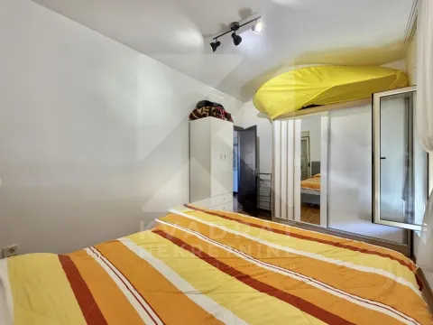 Furnished bedroom with a double bed and a wardrobe. - image 5