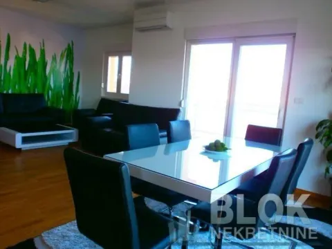 Living room with dining area and sofa set. - image 4