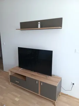 Dnevna soba sa TV komodom i policom. - image 7