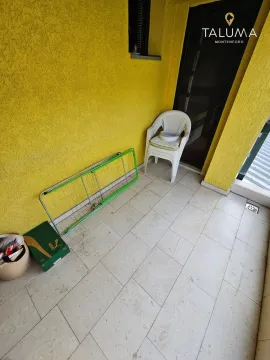 Nenamještena terasa sa žutim zidovima, plastičnom stolicom i sušilicom za veš. - image 9
