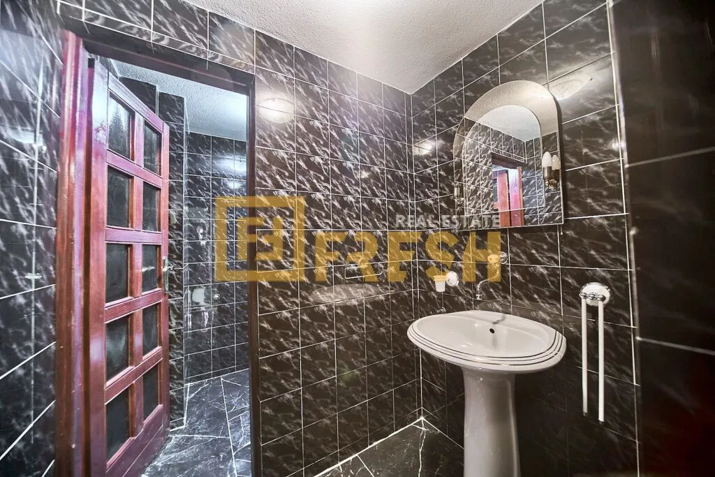 Izdavanje, kuća, 280m², Gorica C, Podgorica