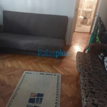 Dnevna soba sa kaučem i parketom na podu. - image 2