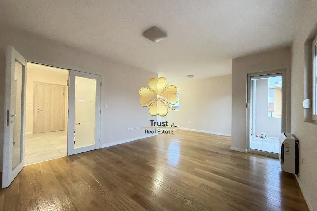 Izdavanje, trosoban stan, 100m², Central Point, Podgorica