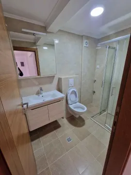 Kupatilo opremljeno umivaonikom, WC šoljom i tuš kabinom. - image 6