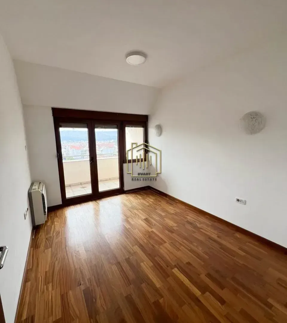 Prodaja, četvorosoban stan, 220m², Preko Morače, Podgorica