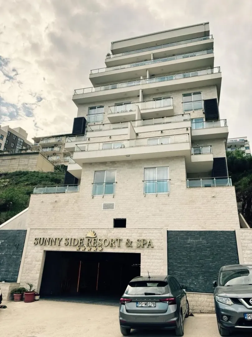 Pogled na spoljašnjost moderne stambene zgrade.