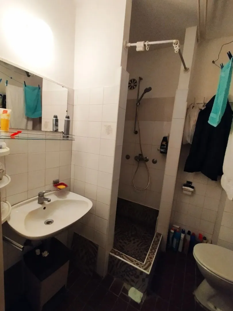 Manje kupatilo sa umivaonikom, tuš kabinom i toaletom.