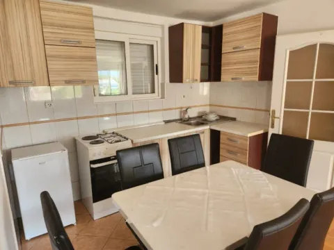 Izdavanje, dvosoban stan, 70m², Centar, Podgorica