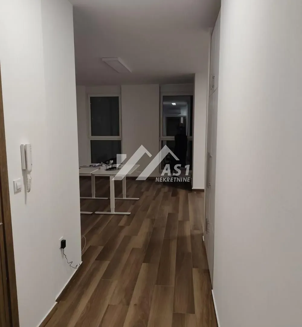 Izdavanje, četvorosoban stan, 100m², Centar, Novi Sad