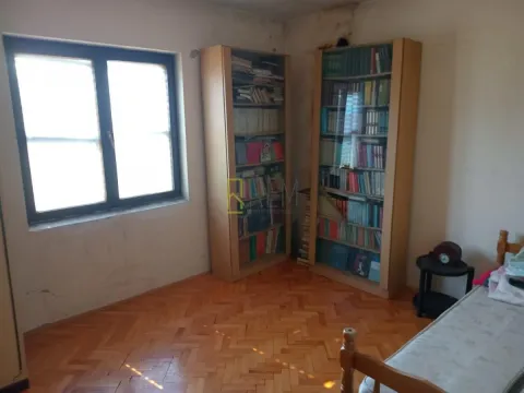 Prodaja, kuća, 232m², Tološi, Podgorica - image 12