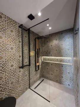 Moderno opremljeno kupatilo sa walk-in tuš kabinom i dekorativnim pločicama. - image 14