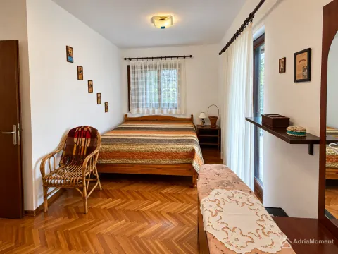 Namještena spavaća soba sa bračnim krevetom, drvenim podom i balkonskim vratima. - image 6