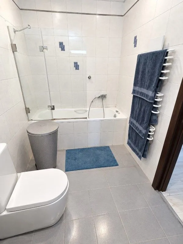 Kupatilo opremljeno tuš-kadom, WC šoljom i radijatorom za peškire.
