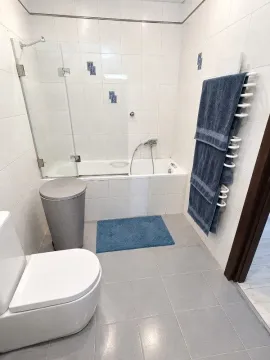 Kupatilo opremljeno tuš-kadom, WC šoljom i radijatorom za peškire. - image 11