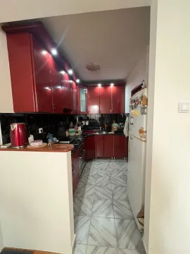 Manja kuhinja sa crvenim elementima i pločicama. - image 7