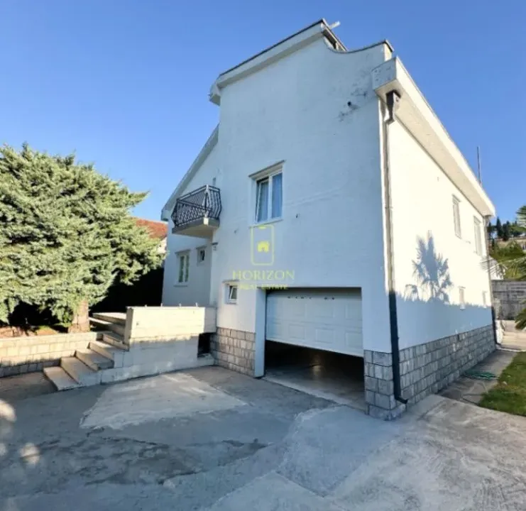 Izdavanje, kuća, 250m², Zagorič, Podgorica