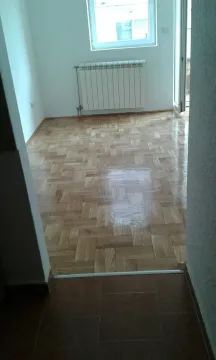 Prazna soba sa parketom i radijatorom. - image 2