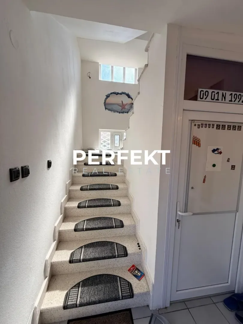 Prodaja, kuća, 259m², Borča 1, Borča Sve Podlokacije