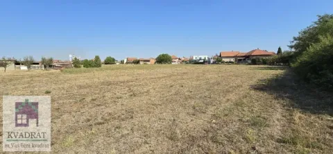 Pogled na prostrano zemljište sa okolnim kućama u daljini. - image 3