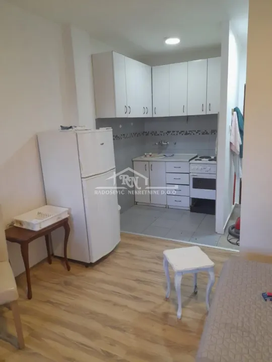Izdavanje, dvosoban stan, 30m², Petlovo Brdo, Beograd