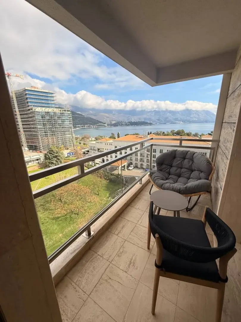 Namješten balkon sa pogledom na more i planine.
