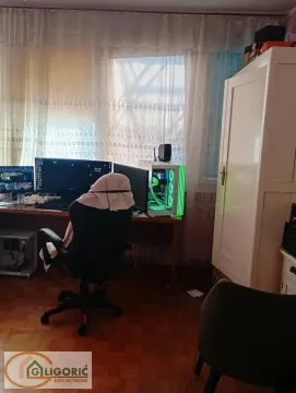Radna soba sa računarom i radnim stolom. - image 13