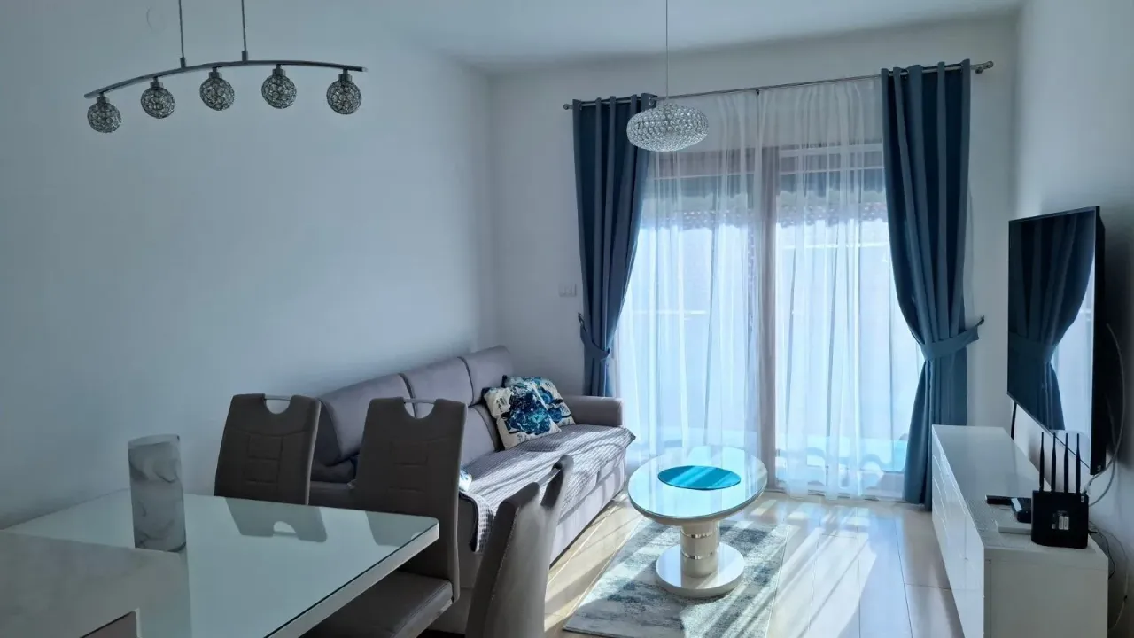 Izdavanje, dvosoban stan, 61m², Pržno, Budva