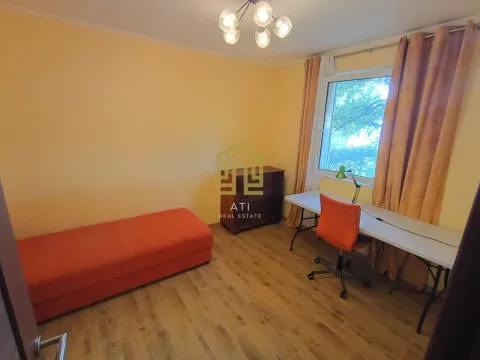 Namještena spavaća soba sa krevetom, radnim stolom i prozorom. - image 6