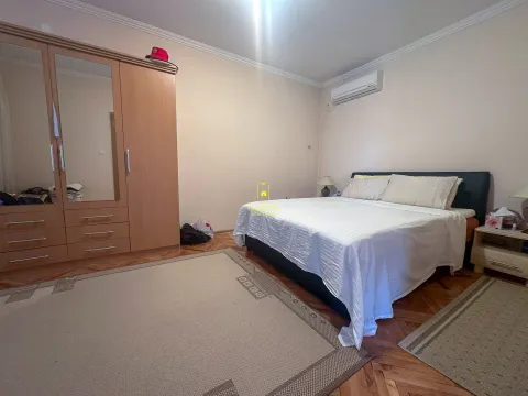 Namještena spavaća soba sa velikim bračnim krevetom i drvenim ormarom. - image 10