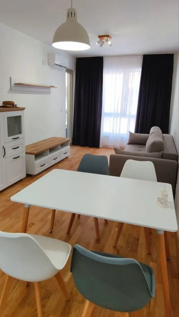 Svijetao dnevni boravak sa trpezarijom i garniturom za sjedenje.
