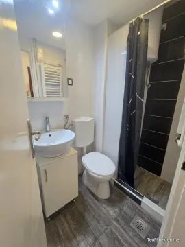 Manje kupatilo sa umivaonikom, WC šoljom i tuš kabinom. - image 8