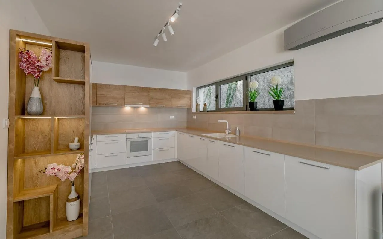 Prodaja, četvorosoban stan, 236m², Njivice, Herceg Novi