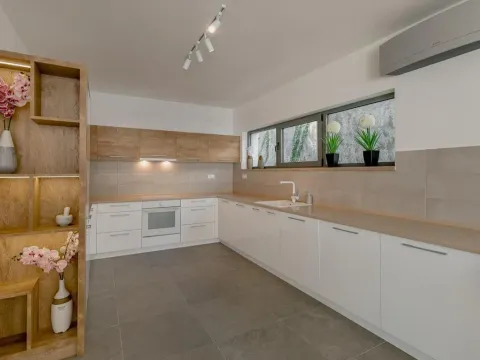 Prodaja, četvorosoban stan, 236m², Njivice, Herceg Novi - image 6