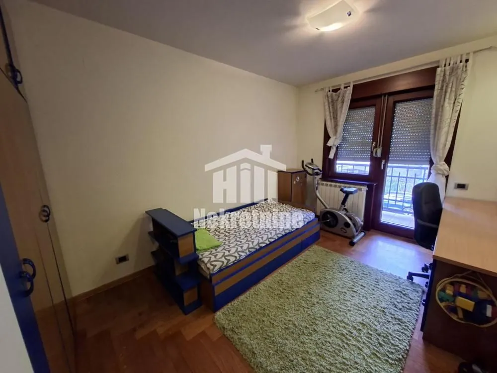 Izdavanje, kuća, 330m², Čukarica, Beograd