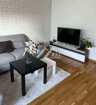 Dnevna soba sa garniturom, stočićem i televizorom. - image 3