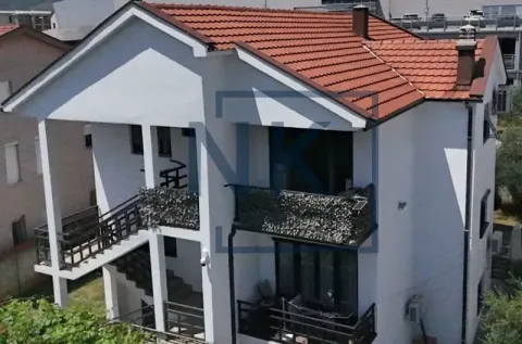 Kuća in 1 maj