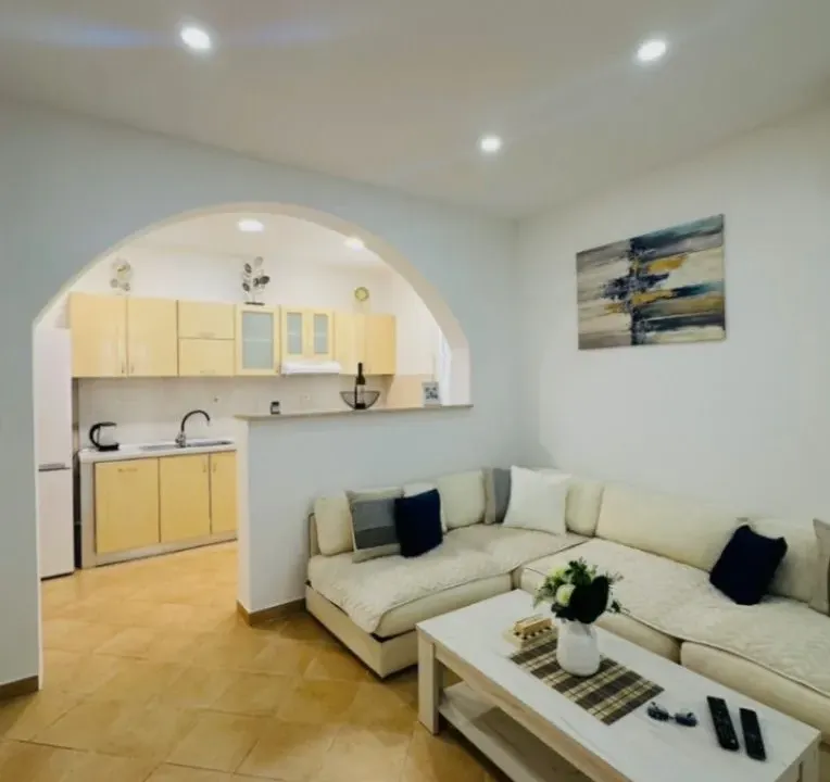 Izdavanje, trosoban stan, 96m², Škaljari, Kotor