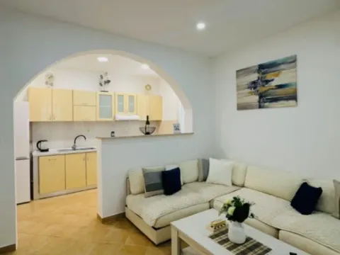 Izdavanje, trosoban stan, 96m², Škaljari, Kotor