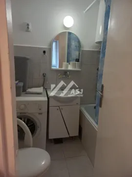 Pogled na kupatilo sa umivaonikom, kadom, WC šoljom i veš mašinom. - image 8