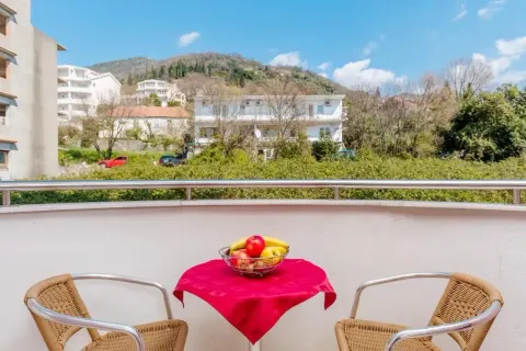 Pogled sa namještenog balkona na zeleno okruženje i okolne zgrade. - image 3