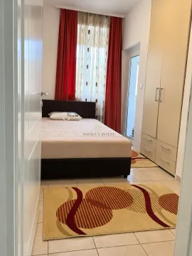 Namještena spavaća soba sa bračnim krevetom, garderoberom i izlazom na terasu. - image 7