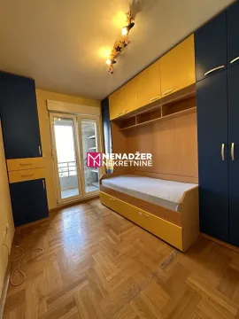 Dječja soba sa ugradnim plakarima, krevetom i izlazom na terasu. - image 7