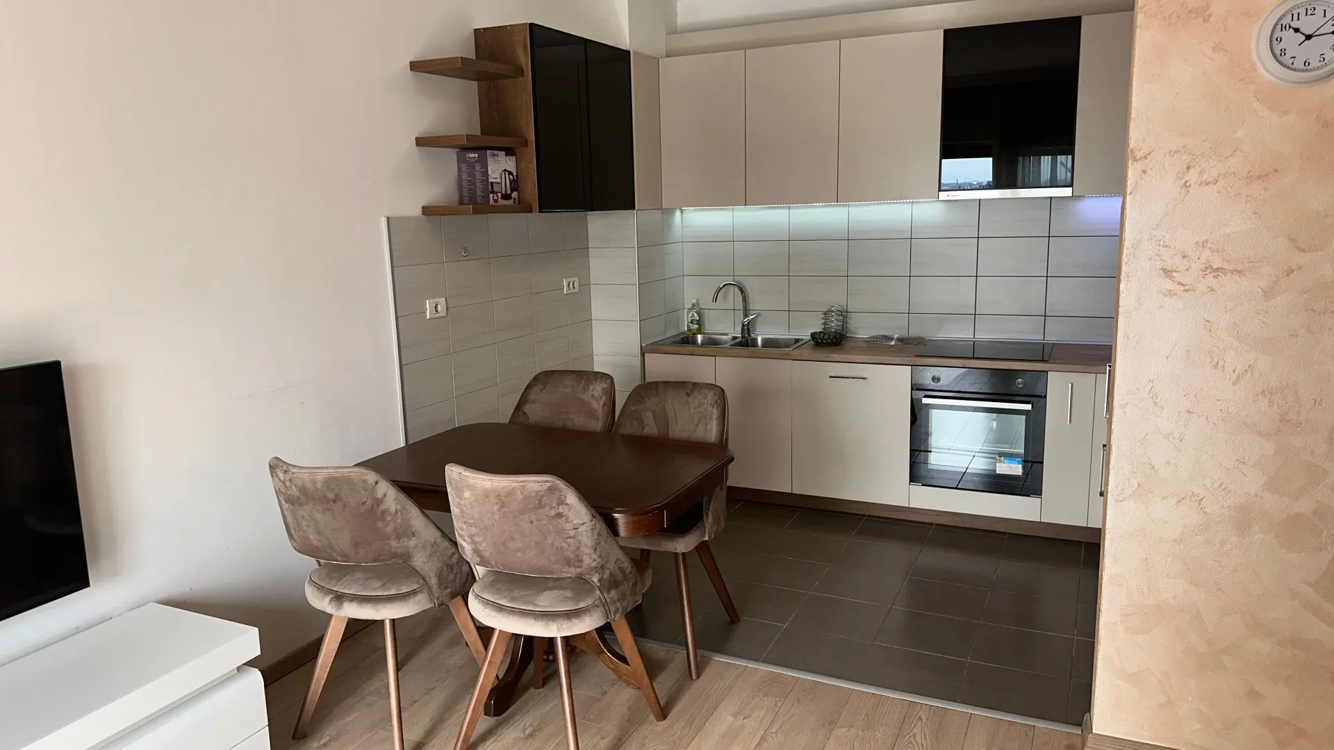 Izdavanje, dvosoban stan, 75m², City Kvart, Podgorica