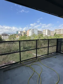 Nenamješten balkon sa pogledom na grad. - image 3