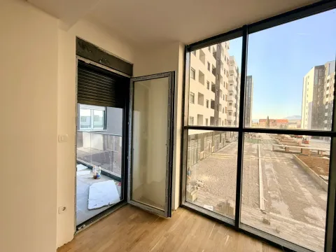 Prazna prostorija sa velikim staklenim površinama i izlazom na terasu. - image 5